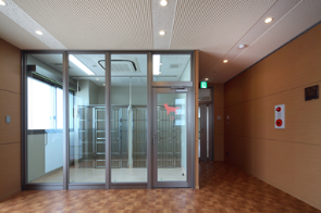 K_EVホール・犬舎前